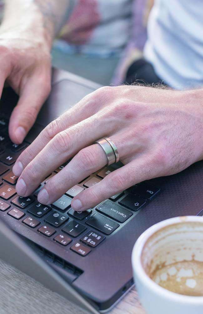 Kontakta oss Händer mot Laptop Inaktiv