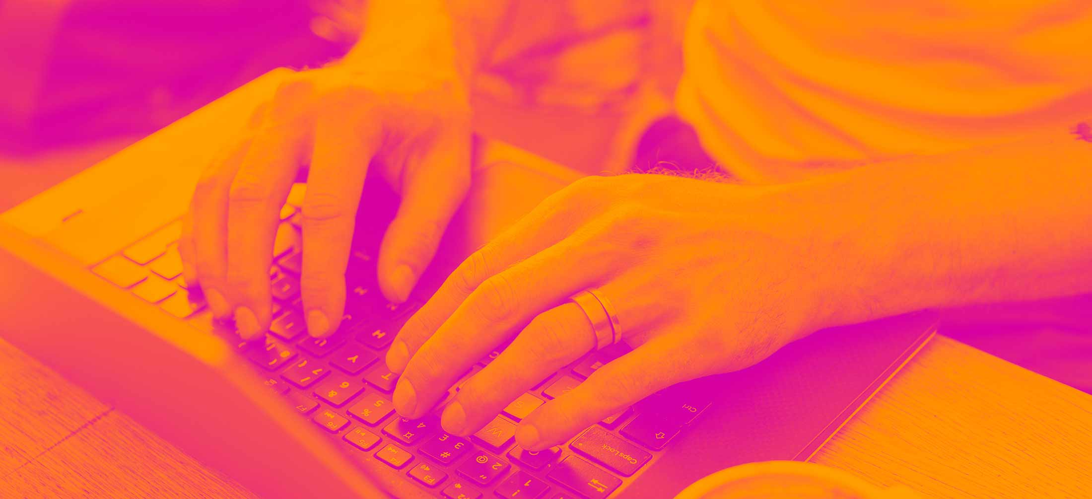 Händer ring tangentbord Ada Digital