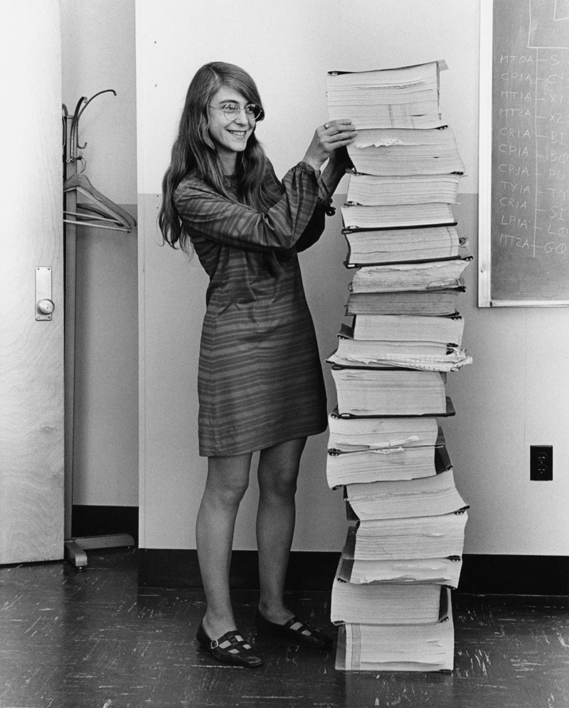 Margaret Hamilton bredvid den navigationsmjukvara
som hon och hennes MIT-team producerade för Apollo-projektet. Foto: Wikimedia Commons