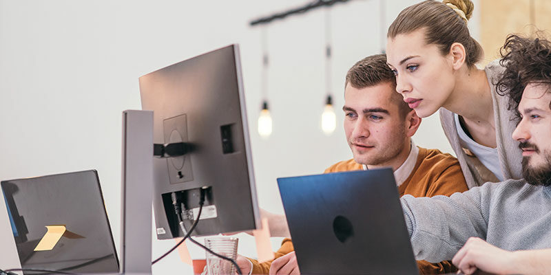 Bild på tech team som jobbar med vibe coding