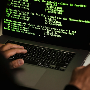 En dataskärm med olika koder som en person jobbar med. 