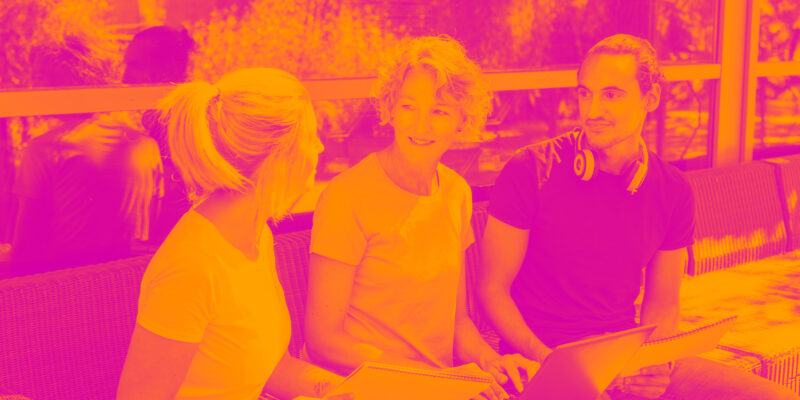 Grupp IT-chefer och specialister i diskussion, omslagsbild för rapporten Ada AI Insights 2026.
